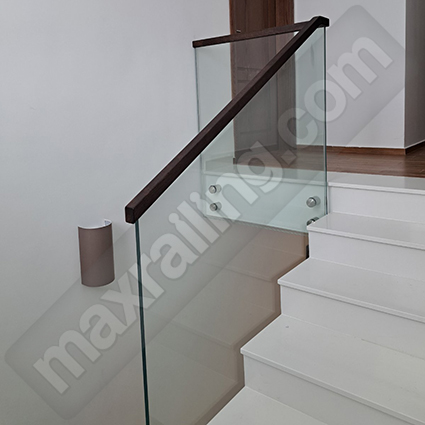 Стъклен парапет по стълби с дистанционер